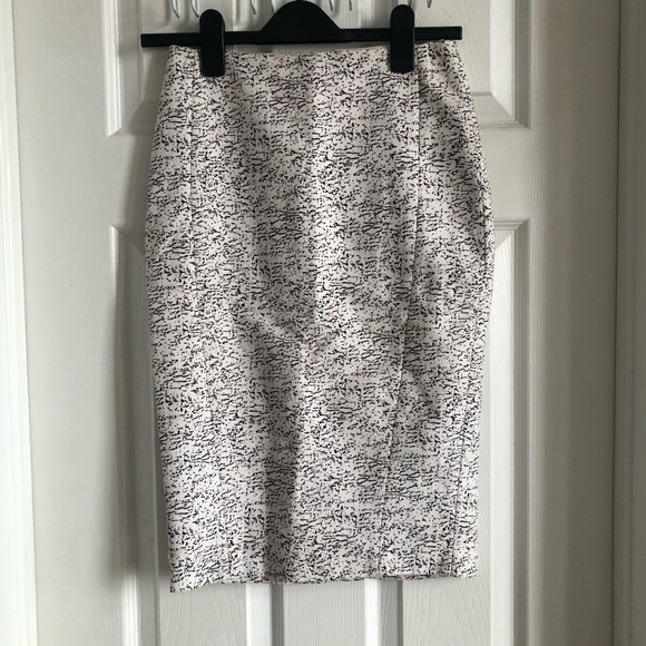 Rw&Co super flattering pencil skirt - Picture 2 of 6